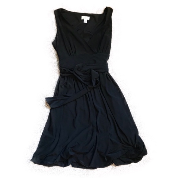 LOFT Dresses & Skirts - Loft tie waist dress w. vneck and bubble hem